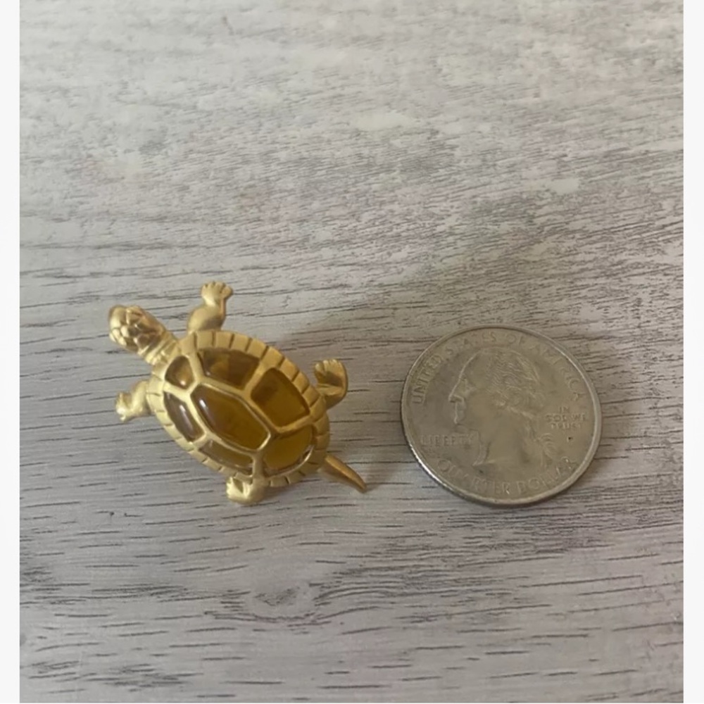 Vintage Avon Sea Turtle Tortoise Animal Pin Brooch Gold Tone Faux Amber Stone
